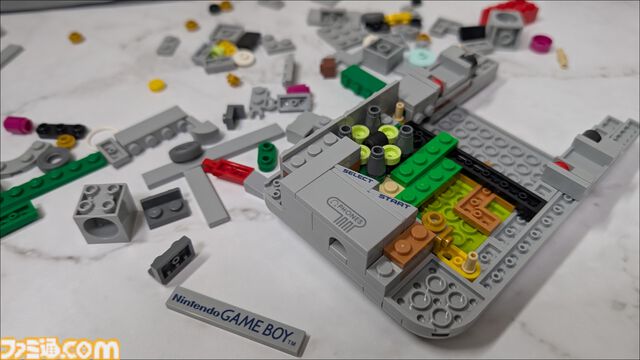 レゴのゲームボーイを作ってみました！ 実物と並べてわかる再現度の高さ、ボタンやスリッドのディテールに感動