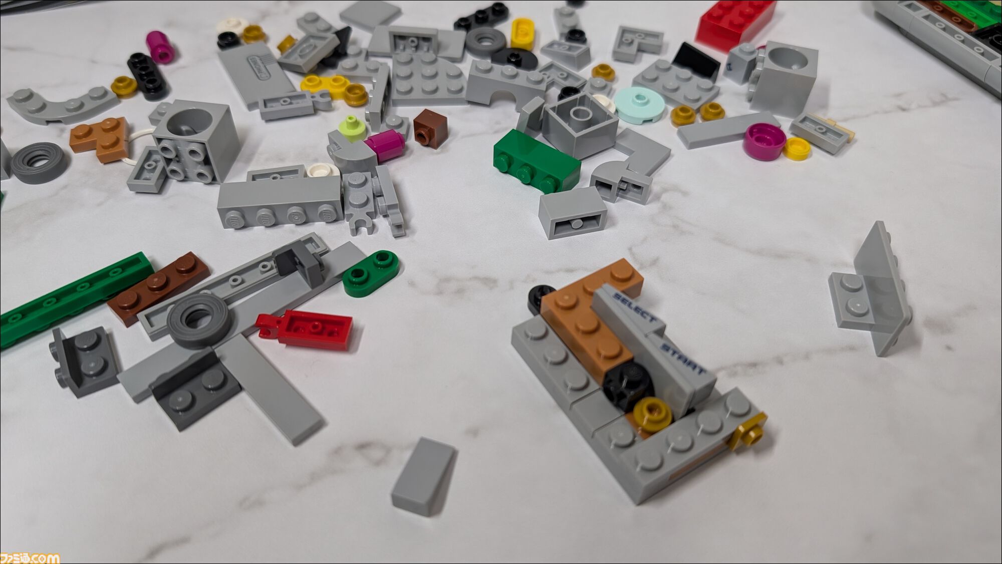 レゴのゲームボーイを作ってみました！ 実物と並べてわかる再現度の高さ、ボタンやスリッドのディテールに感動
