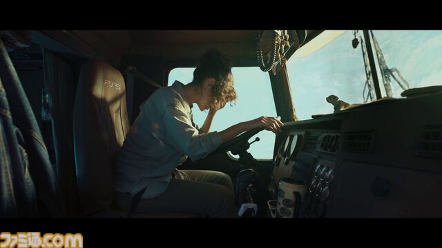 迫りくる電車からネコを救え！ 巨大魔人力士が登場するPS5のCMが両国駅巨大モニターに登場。PS5の魅力をアピールする“It Happens on PS5”キャンペーンの一環として実施