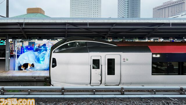 迫りくる電車からネコを救え！ 巨大魔人力士が登場するPS5のCMが両国駅巨大モニターに登場。PS5の魅力をアピールする“It Happens on PS5”キャンペーンの一環として実施
