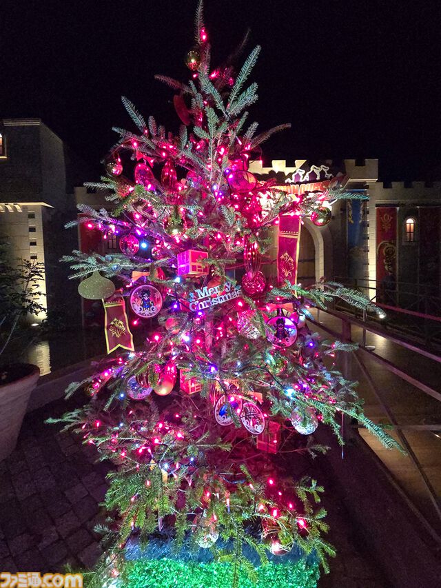 『ドラクエ』ニジゲンノモリのコラボアトラクションが11月17日からクリスマス仕様に。サンタ帽のホミロットやスライムたちが雪景色の中に大集合