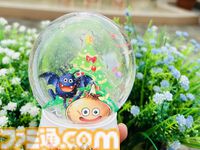 『ドラクエ』ニジゲンノモリのコラボアトラクションが11月17日からクリスマス仕様に。サンタ帽のホミロットやスライムたちが雪景色の中に大集合