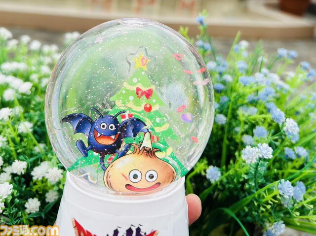 『ドラクエ』ニジゲンノモリのコラボアトラクションが11月17日からクリスマス仕様に。サンタ帽のホミロットやスライムたちが雪景色の中に大集合