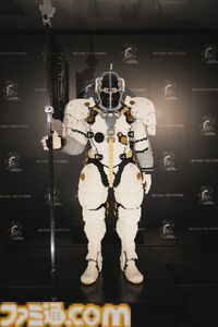 『デス・ストランディング2』展示会が12月18日より大丸東京店にて期間限定で開催。ディスクユニオンなど人気ブランドとのコラボグッズや、シリーズの設定資料や原画が展示