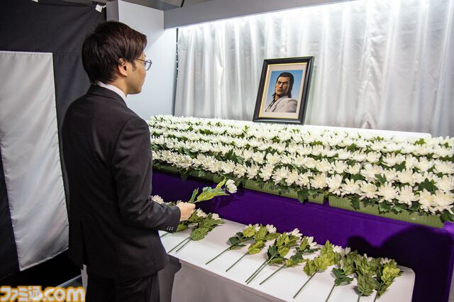 【龍が如く冠婚葬祭展】柏木さん（20歳）の見た目イメージは吉川晃司のモニカ。めでたい結婚式、散った男の葬儀もまとめてやる大型展示会レポ