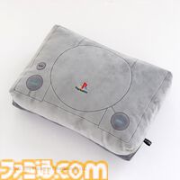 初代PS型クッションが登場。ゲームプレイやデスクワーク時にぴったりのサイズ。『アストロボット』大きめのかわいいチャームも