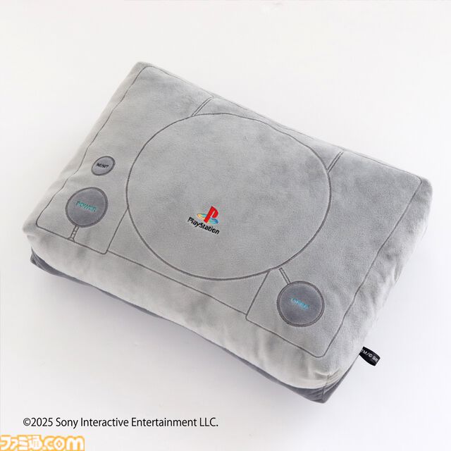 初代PS型クッションが登場。ゲームプレイやデスクワーク時にぴったりのサイズ。『アストロボット』大きめのかわいいチャームも