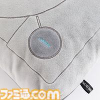 初代PS型クッションが登場。ゲームプレイやデスクワーク時にぴったりのサイズ。『アストロボット』大きめのかわいいチャームも