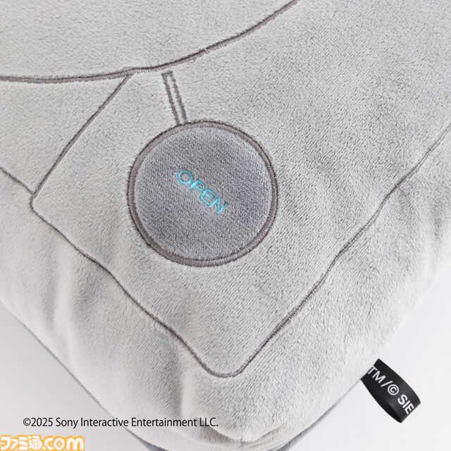 初代PS型クッションが登場。ゲームプレイやデスクワーク時にぴったりのサイズ。『アストロボット』大きめのかわいいチャームも