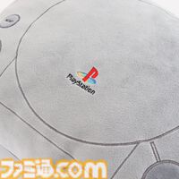 初代PS型クッションが登場。ゲームプレイやデスクワーク時にぴったりのサイズ。『アストロボット』大きめのかわいいチャームも