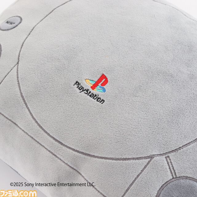 初代PS型クッションが登場。ゲームプレイやデスクワーク時にぴったりのサイズ。『アストロボット』大きめのかわいいチャームも