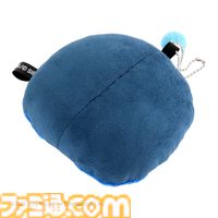 初代PS型クッションが登場。ゲームプレイやデスクワーク時にぴったりのサイズ。『アストロボット』大きめのかわいいチャームも