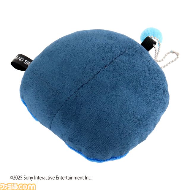 初代PS型クッションが登場。ゲームプレイやデスクワーク時にぴったりのサイズ。『アストロボット』大きめのかわいいチャームも