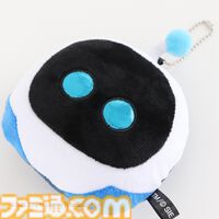 初代PS型クッションが登場。ゲームプレイやデスクワーク時にぴったりのサイズ。『アストロボット』大きめのかわいいチャームも