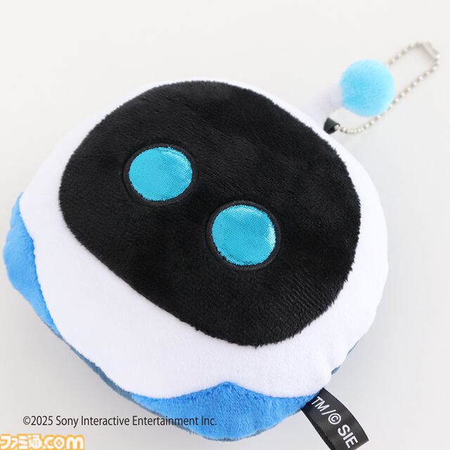 初代PS型クッションが登場。ゲームプレイやデスクワーク時にぴったりのサイズ。『アストロボット』大きめのかわいいチャームも