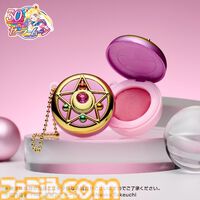 『美少女戦士セーラームーン』歴代変身アイテムのリップ＆チークが発売。精巧に再現されたブローチとコンパクトでセーラー戦士にメイクアップ