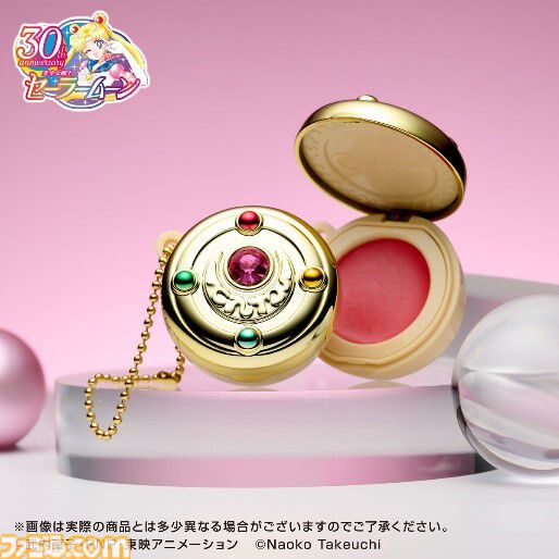 『美少女戦士セーラームーン』歴代変身アイテムのリップ＆チークが発売。精巧に再現されたブローチとコンパクトでセーラー戦士にメイクアップ