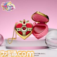 『美少女戦士セーラームーン』歴代変身アイテムのリップ＆チークが発売。精巧に再現されたブローチとコンパクトでセーラー戦士にメイクアップ