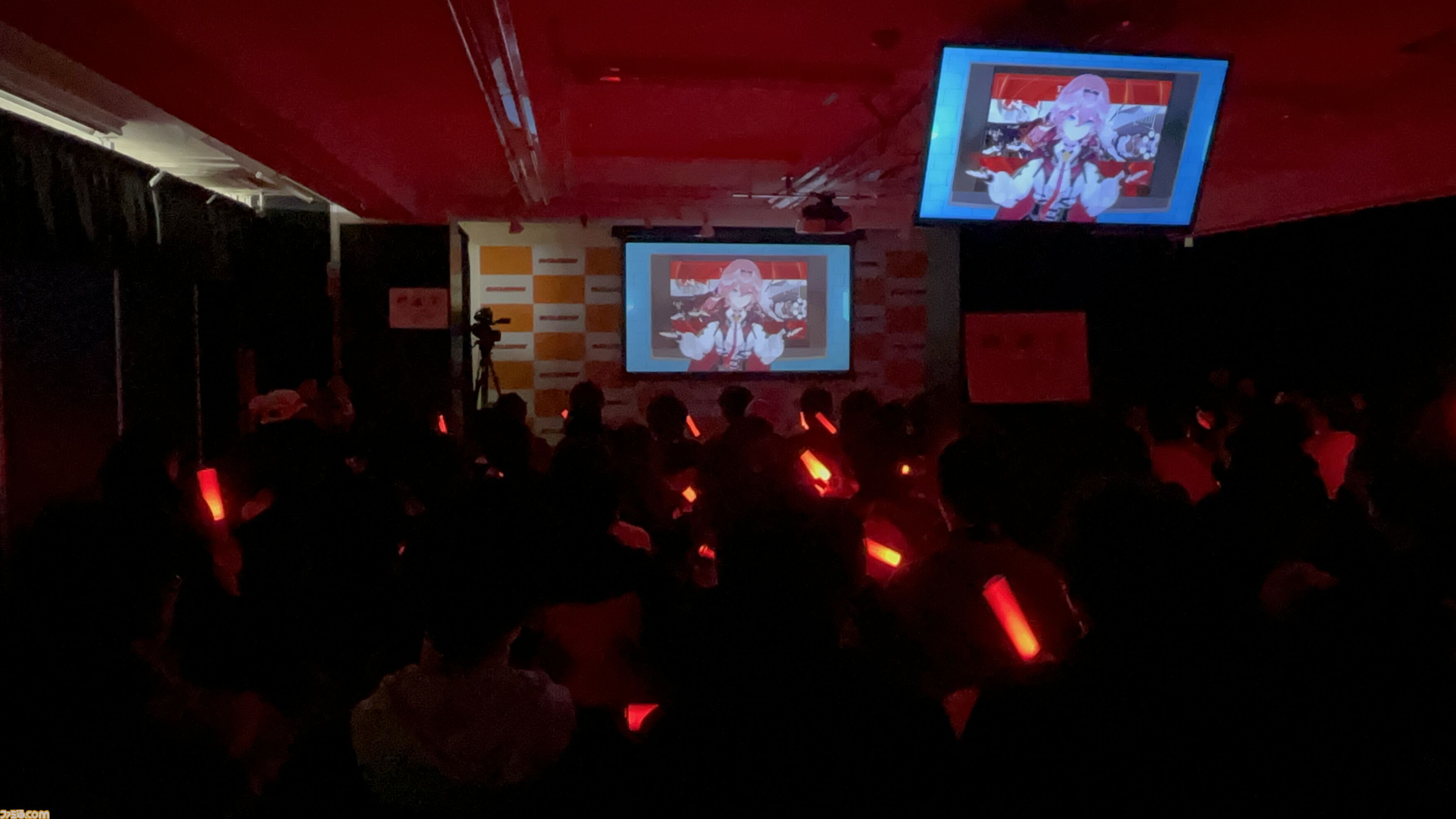 鷹嶺ルイ、2ndアルバム『Lapis Lazuli』発売記念ミニライブは全5曲のボリュームで大盛り上がり。ルイさんとの距離感も近い！【イベントリポート】
