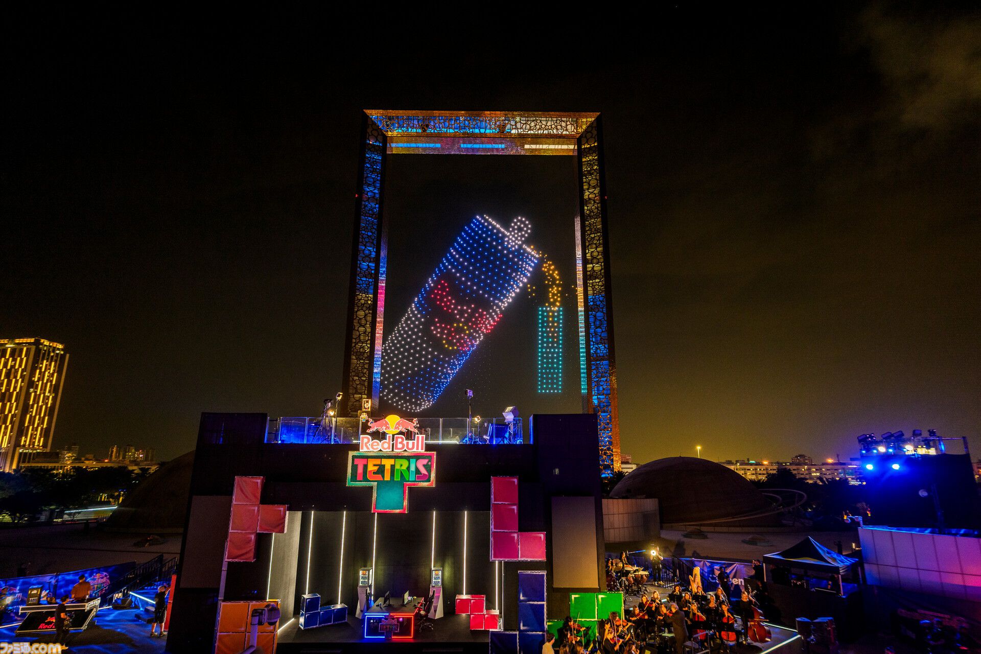 ドローンを使った世界初の空中『テトリス』が行われた“Red Bull Tetris World Final”が開催。巨大建造物ドバイフレームを活用した白熱の空中戦。日本代表AK氏はベスト16に