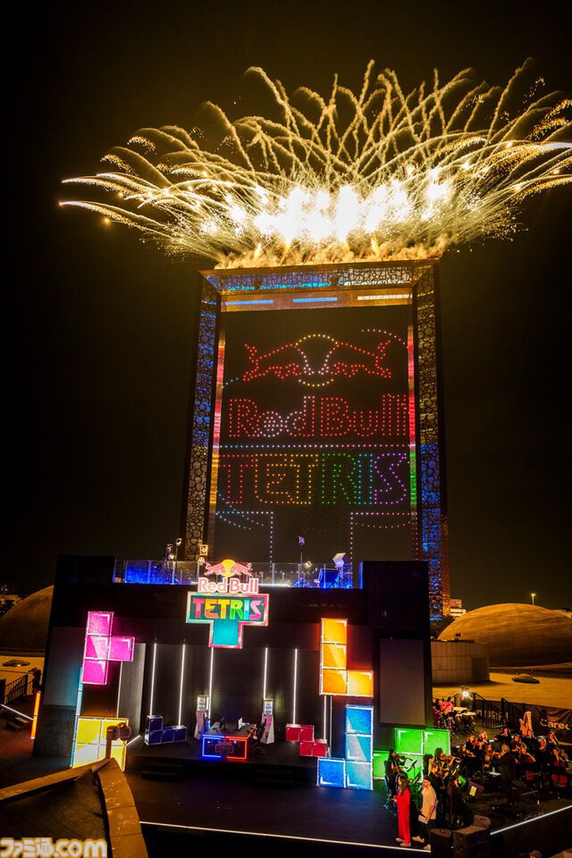 ドローンを使った世界初の空中『テトリス』が行われた“Red Bull Tetris World Final”が開催。巨大建造物ドバイフレームを活用した白熱の空中戦。日本代表AK氏はベスト16に