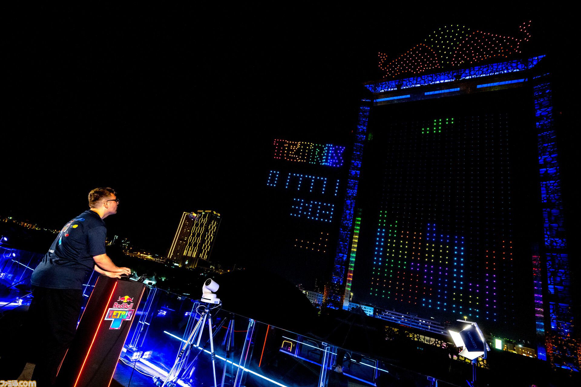 ドローンを使った世界初の空中『テトリス』が行われた“Red Bull Tetris