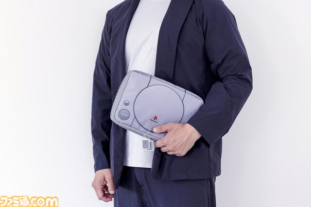 初代プレイステーション風の原寸大マルチケースつきムック本が予約受付中。メモリーカード風ジップも施されたこだわり抜いたデザイン