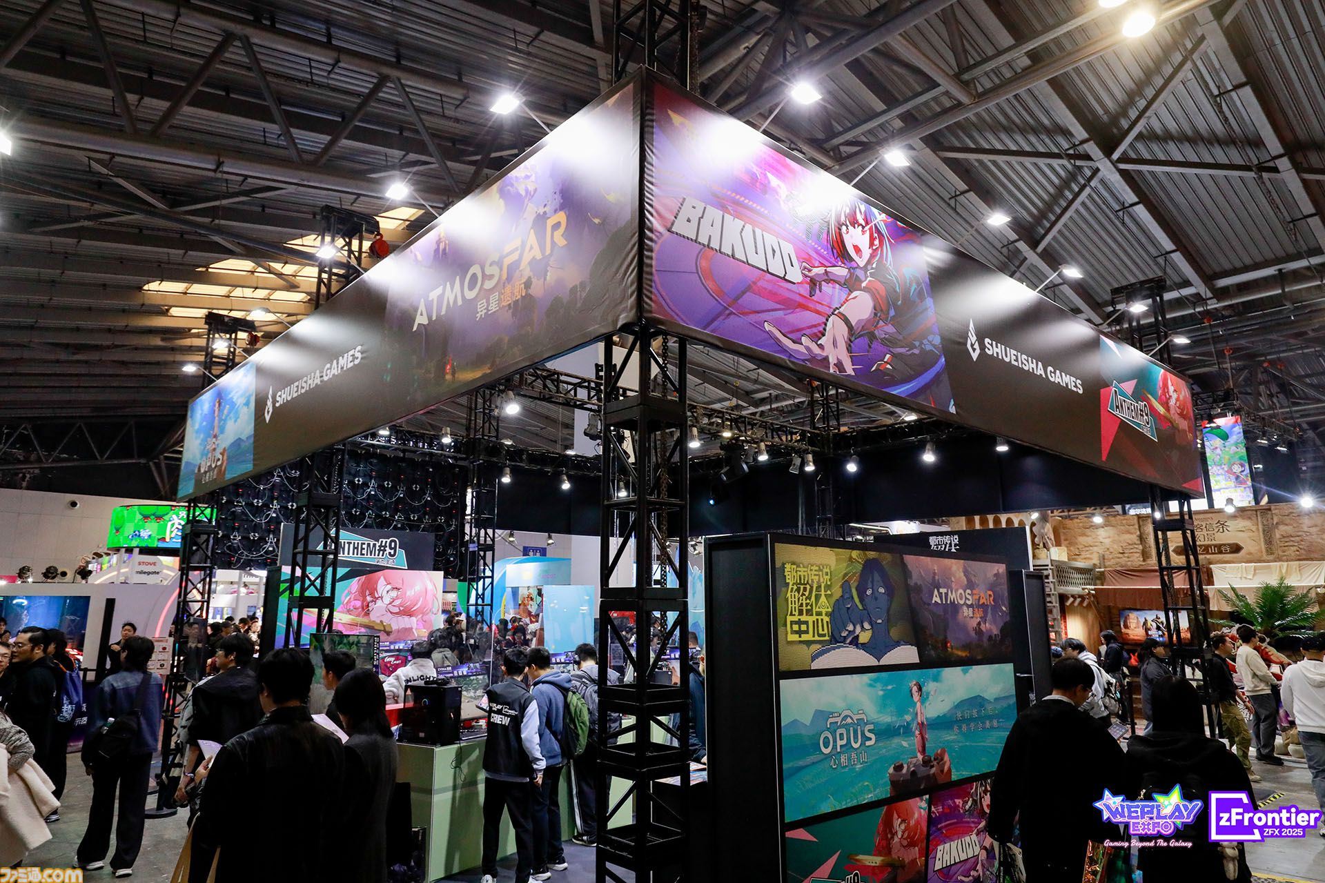 中国・上海ゲームイベント“WEPLAY”に日本の新作ゲームが集結。小高和剛氏の実写パネル が無数に並んだ、狂気（？）の撮影会も人気を博す！