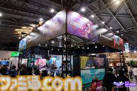 中国・上海ゲームイベント“WEPLAY”に日本の新作ゲームが集結。小高和剛氏の実写パネル が無数に並んだ、狂気（？）の撮影会も人気を博す！