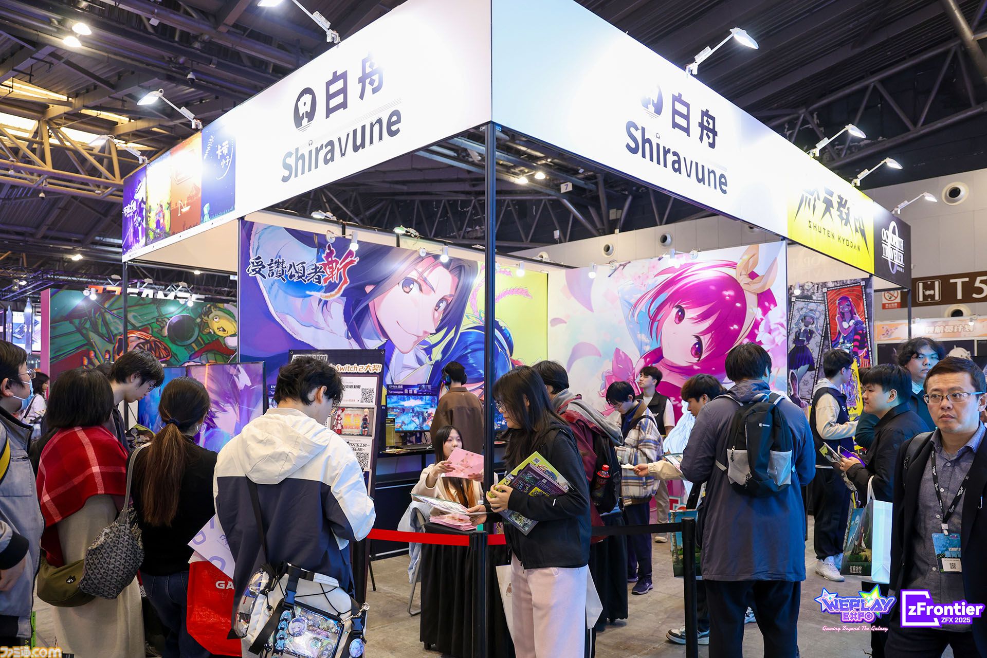 中国・上海ゲームイベント“WEPLAY”に日本の新作ゲームが集結。小高和剛氏の実写パネル が無数に並んだ、狂気（？）の撮影会も人気を博す！
