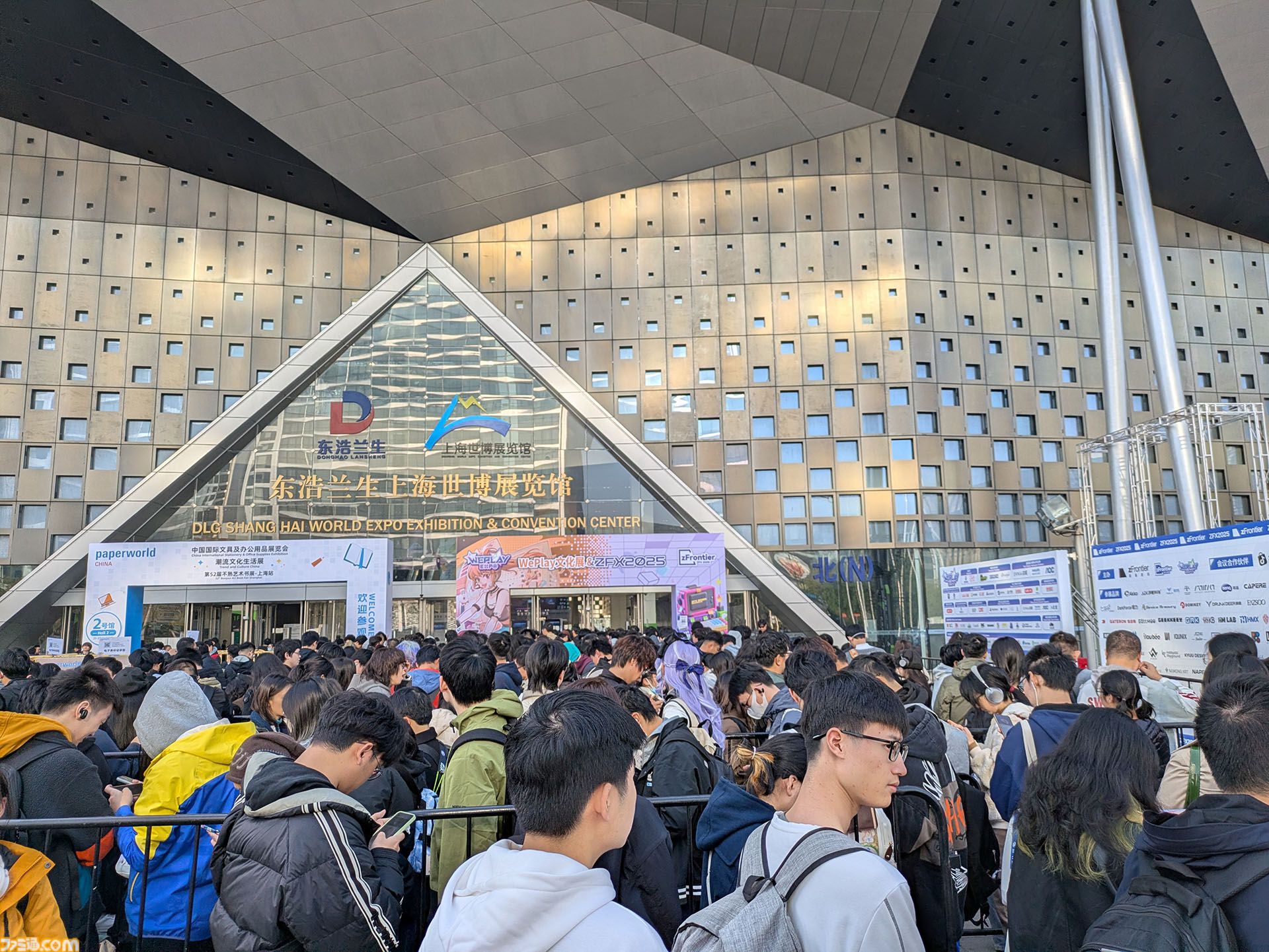 中国・上海ゲームイベント“WEPLAY”に日本の新作ゲームが集結。小高和剛氏の実写パネル が無数に並んだ、狂気（？）の撮影会も人気を博す！