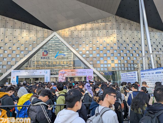 中国・上海ゲームイベント“WEPLAY”に日本の新作ゲームが集結。小高和剛氏の実写パネル が無数に並んだ、狂気（？）の撮影会も人気を博す！