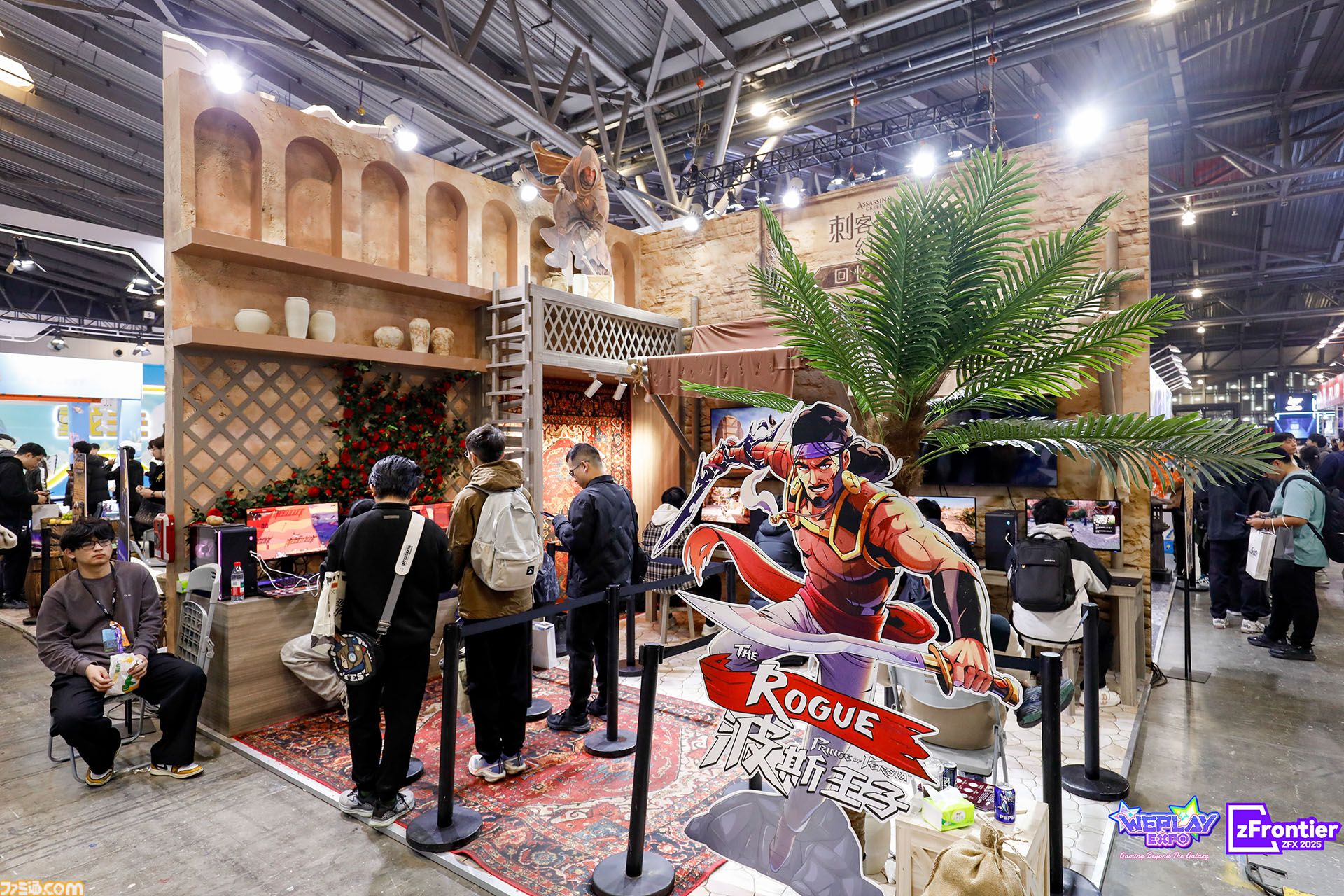 中国・上海ゲームイベント“WEPLAY”に日本の新作ゲームが集結。小高和剛氏の実写パネル が無数に並んだ、狂気（？）の撮影会も人気を博す！