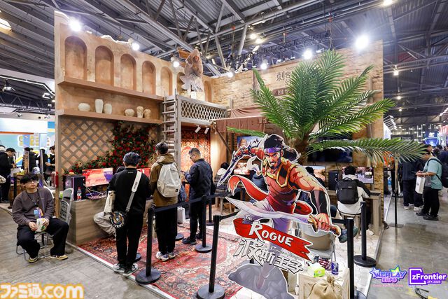 中国・上海ゲームイベント“WEPLAY”に日本の新作ゲームが集結。小高和剛氏の実写パネル が無数に並んだ、狂気（？）の撮影会も人気を博す！