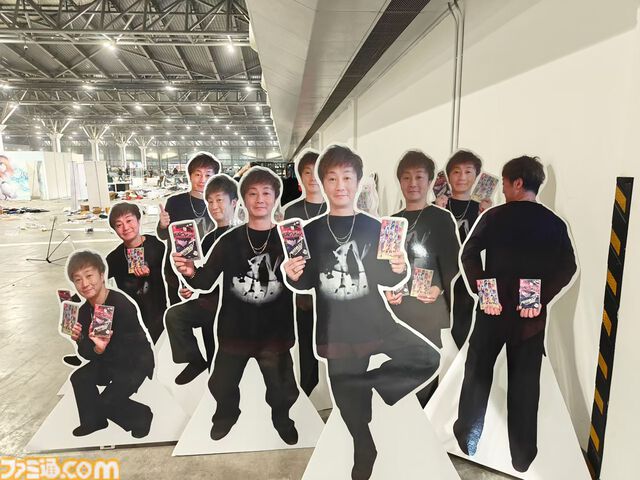 中国・上海ゲームイベント“WEPLAY”に日本の新作ゲームが集結。小高和剛氏の実写パネル が無数に並んだ、狂気（？）の撮影会も人気を博す！