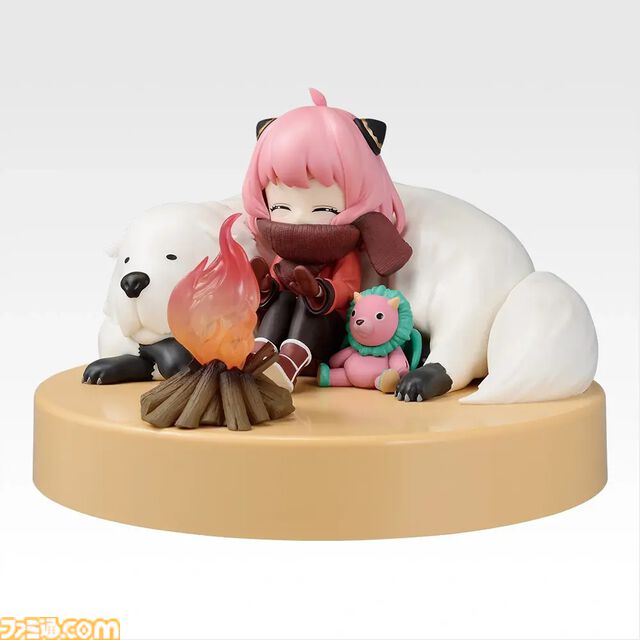 『スパイファミリー』一番くじ“Get ready to have fun!”が本日（12/20）発売。焚火で温まるアーニャとボンドのライトフィギュアがエモくて癒される