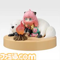 『スパイファミリー』一番くじ“Get ready to have fun!”が本日（12/20）発売。焚火で温まるアーニャとボンドのライトフィギュアがエモくて癒される