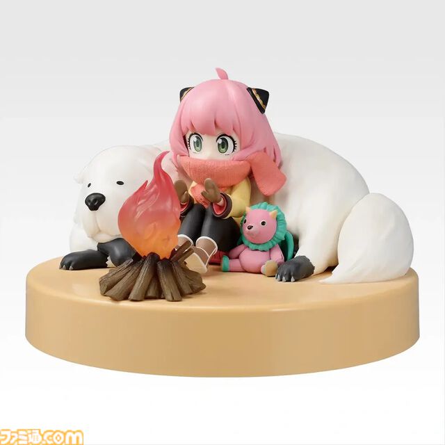 『スパイファミリー』一番くじ“Get ready to have fun!”が本日（12/20）発売。焚火で温まるアーニャとボンドのライトフィギュアがエモくて癒される