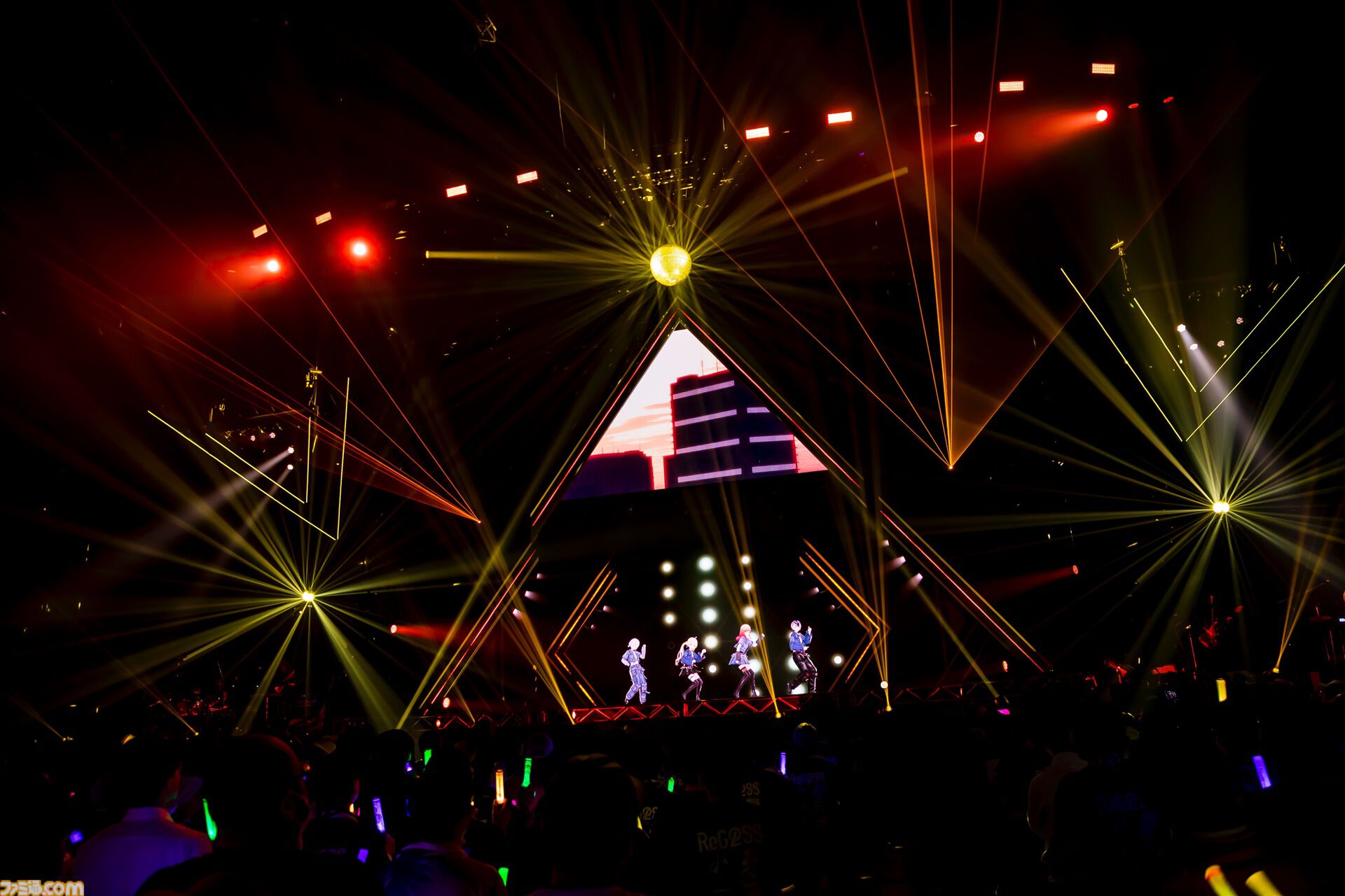 ReGLOSS、1stライブ“Flashpoint”オフィシャルレポートが公開。夢の現地ライブを歌とダンスで盛り上げ、デビュー曲『瞬間ハートビート』を有明アリーナに響かせた