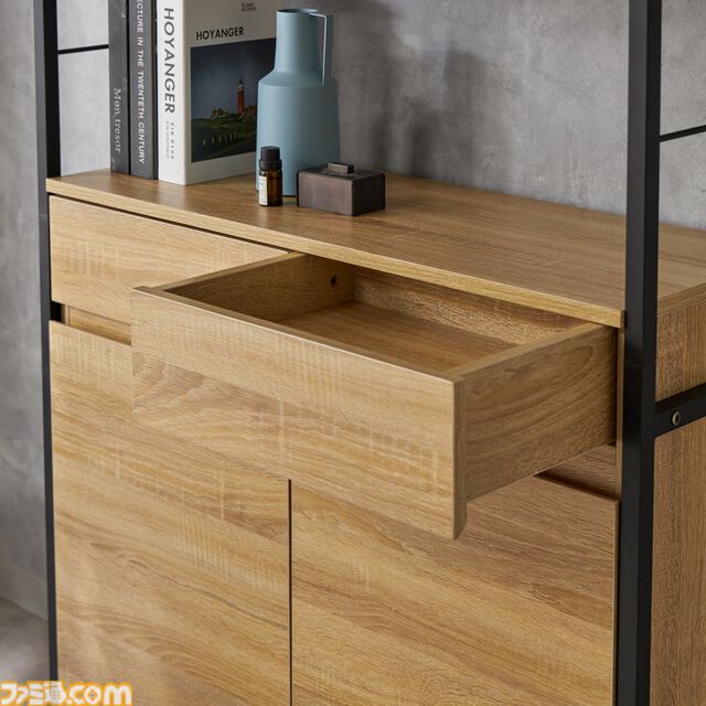 ニッセンで薄い本やデスノートが隠せそうな隠し部屋が用意されたオシャレ本棚が開発中。引き出しを間違って開けたら爆発炎上する機能もほしい