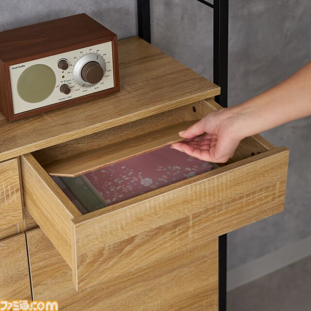 ニッセンで薄い本やデスノートが隠せそうな隠し部屋が用意されたオシャレ本棚が開発中。引き出しを間違って開けたら爆発炎上する機能もほしい