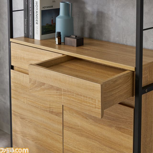 ニッセンで薄い本やデスノートが隠せそうな隠し部屋が用意されたオシャレ本棚が開発中。引き出しを間違って開けたら爆発炎上する機能もほしい