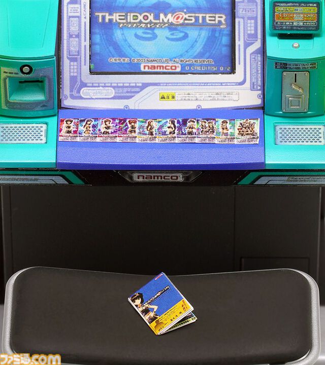 『アイマス』アーケード筐体のプラモデルが再販。2005年稼働の初代アケマス筐体を1/12スケールで再現。プレイ画面を再現したモニターカード付き