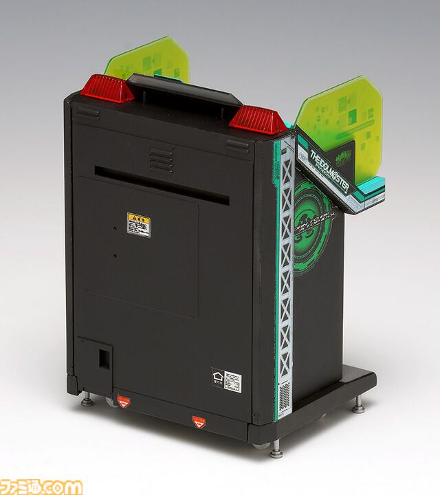 『アイマス』アーケード筐体のプラモデルが再販。2005年稼働の初代アケマス筐体を1/12スケールで再現。プレイ画面を再現したモニターカード付き