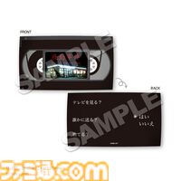 『夜勤事件』VHSクッションが登場…深夜のコンビニを切り取った不気味なデザイン。『チラズアート』×22カレーのコラボカフェが1月16日開催