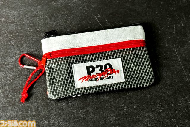 『ペルソナ』シリーズ30周年を記念した公式グッズが予約開始。ペルソナ全書風ポーチやベルベットルームのクッションカバーがラインアップ