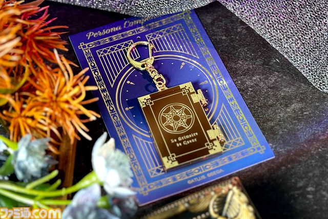『ペルソナ』シリーズ30周年を記念した公式グッズが予約開始。ペルソナ全書風ポーチやベルベットルームのクッションカバーがラインアップ