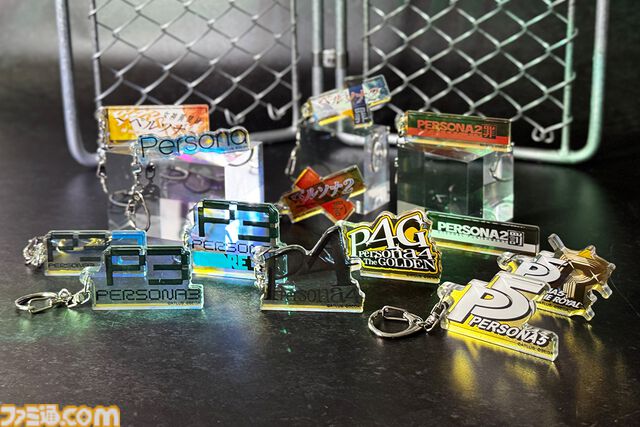 『ペルソナ』シリーズ30周年を記念した公式グッズが予約開始。ペルソナ全書風ポーチやベルベットルームのクッションカバーがラインアップ