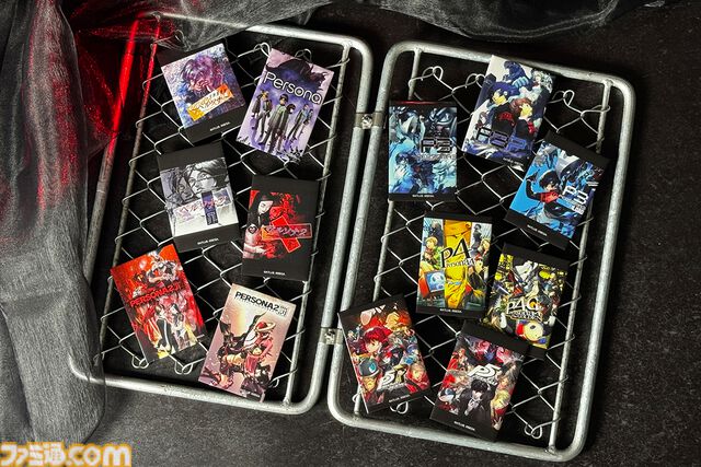 『ペルソナ』シリーズ30周年を記念した公式グッズが予約開始。ペルソナ全書風ポーチやベルベットルームのクッションカバーがラインアップ