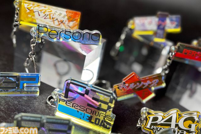 『ペルソナ』シリーズ30周年を記念した公式グッズが予約開始。ペルソナ全書風ポーチやベルベットルームのクッションカバーがラインアップ